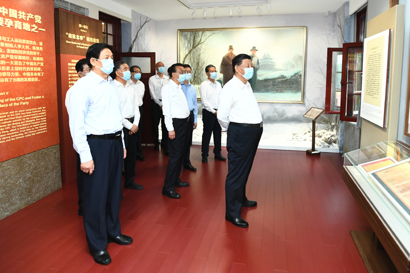 6月25日，中共中央政治局就用好紅色資源、賡續(xù)紅色血脈舉行第三十一次集體學(xué)習(xí)。這次集體學(xué)習(xí)采取參觀和討論相結(jié)合的形式，這是習(xí)近平、李克強(qiáng)、栗戰(zhàn)書、汪洋、王滬寧、趙樂(lè)際、韓正等在北大紅樓參觀“光輝偉業(yè) 紅色序章——北大紅樓與中國(guó)共產(chǎn)黨早期北京革命活動(dòng)主題展”。新華社記者 謝環(huán)馳 攝