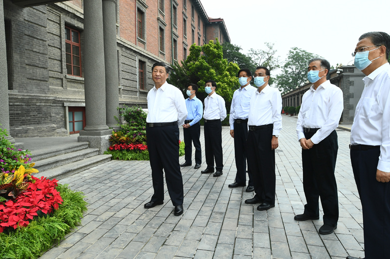 6月25日，中共中央政治局就用好紅色資源、賡續(xù)紅色血脈舉行第三十一次集體學(xué)習(xí)。這次集體學(xué)習(xí)采取參觀和討論相結(jié)合的形式，這是習(xí)近平、李克強(qiáng)、栗戰(zhàn)書、汪洋、王滬寧、趙樂(lè)際、韓正等在北大紅樓參觀“光輝偉業(yè) 紅色序章——北大紅樓與中國(guó)共產(chǎn)黨早期北京革命活動(dòng)主題展”。新華社記者 謝環(huán)馳 攝